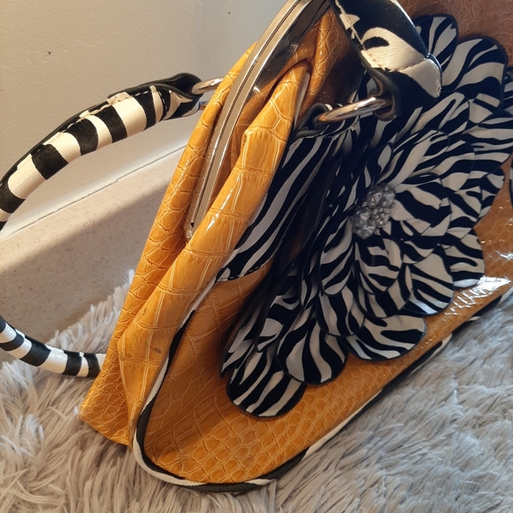 Hananel Bag with Flower, interior tiger print - Picture 8 of 15